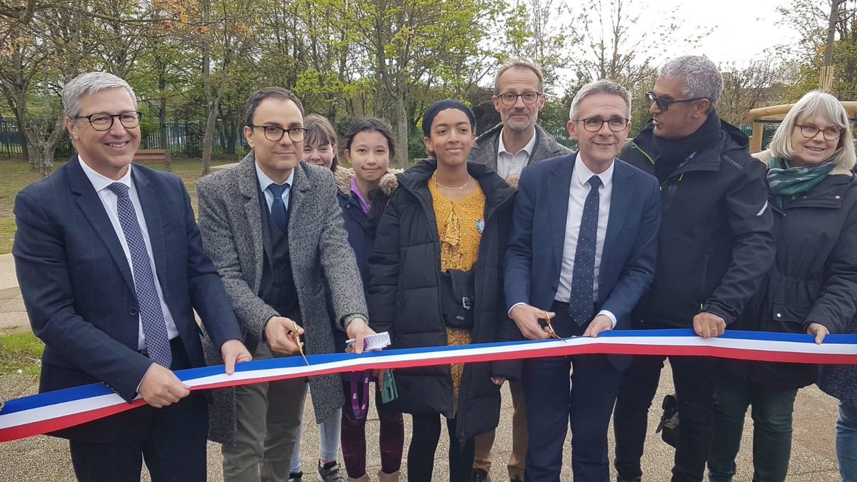 Collège Victor Hugo (@clg_victorhugo) on Twitter photo Ce jeudi, le collège accueillait le dép. de la <a href="/seinesaintdenis/">Département de Seine-Saint-Denis</a> pour l’inauguration de sa cours “Oasis”. A nos côtés, <a href="/StephanTroussel/">Stéphane Troussel</a> @ConstantEmm @frederiquedenis <a href="/BBEDREDDINE/">Belaïde BEDREDDINE</a> et M. Chaleix, IA-DASEN du 93.
Un projet au service du climat scolaire et de l’EDD!👏🏻👏🏻
<a href="/AcCreteil/">Académie de Créteil</a> Ce jeudi, le collège accueillait le dép. de la <a href="/seinesaintdenis/">Département de Seine-Saint-Denis</a> pour l’inauguration de sa cours “Oasis”. A nos côtés, <a href="/StephanTroussel/">Stéphane Troussel</a> @ConstantEmm @frederiquedenis <a href="/BBEDREDDINE/">Belaïde BEDREDDINE</a> et M. Chaleix, IA-DASEN du 93.
Un projet au service du climat scolaire et de l’EDD!👏🏻👏🏻
<a href="/AcCreteil/">Académie de Créteil</a>