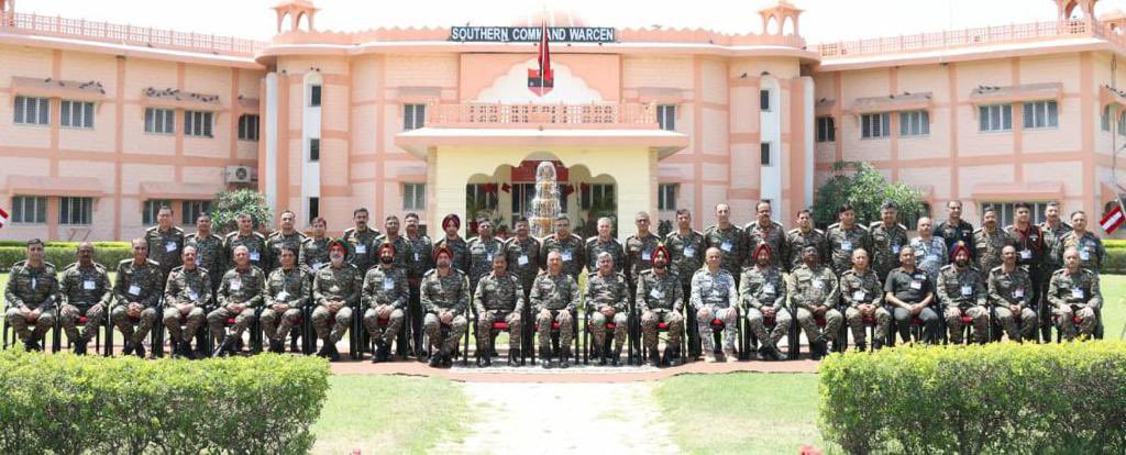 Lt Gen AK Singh,GOC-in-C, #SouthernCommand reviewed operational & administrative preparedness of #DesertCorps.He emphasised upon relentless improvement in core competencies& realism in all actions, leveraging new technologies to achieve fused excellence