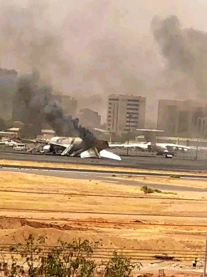 OnAviation's tweet photo. 🚨 #ÚltimaHora: El aeropuerto de Jartum, en Sudán, ha sido tomado por fuerzas paramilitares, obligando a cerrar el aeropuerto. Las aerolíneas que se dirigían hacia él han dado la vuelta y los aviones que se preparaban para despegar han tenido que quedarse en tierra bajo la amenaza de las armas. Los pasajeros han sido retenidos en la terminal y en diferentes aviones. Al menos un #A330 (parece de #Saudia) ha sido destruido
Ampliaremos la noticia según surjan más detalles.