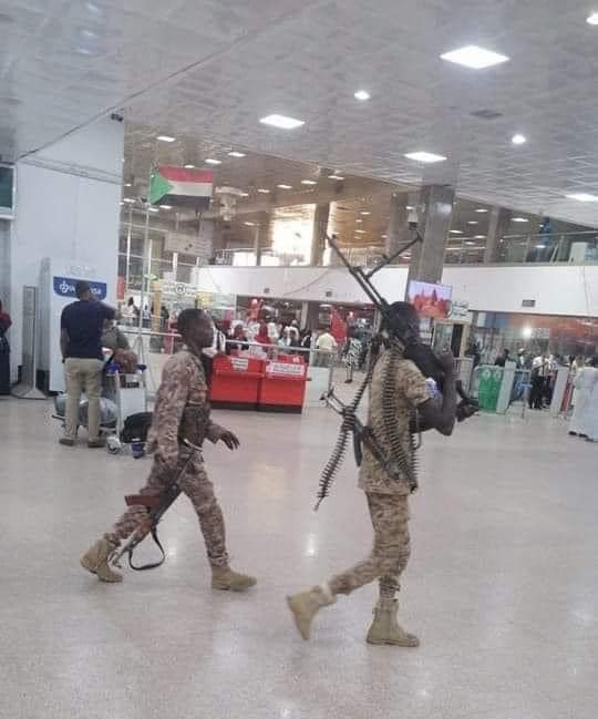 🚨 #ÚltimaHora: El aeropuerto de Jartum, en Sudán, ha sido tomado por fuerzas paramilitares, obligando a cerrar el aeropuerto. Las aerolíneas que se dirigían hacia él han dado la vuelta y los aviones que se preparaban para despegar han tenido que quedarse en tierra bajo la