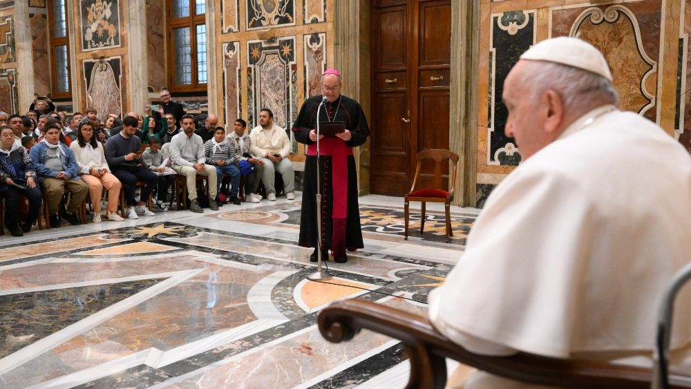 "Es hermoso que en nuestra pequeñez, podamos ser testigos de Jesús, misioneros de su misericordia, misioneros de su amor", expresó el #PapaFrancisco a los miembros de la Fundación Madre de la Esperanza de Talavera de la Reina, Toledo, #España 🇪🇸 👇
vaticannews.va/es/papa/news/2…