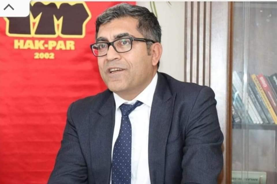 HAK_PAR's tweet photo. Değerli HAK-PAR’lılar
Partimiz teşkilatlanmasını tamamlayarak seçimlere girmek için yasal şartları oluşturabilen az sayıda partiden biridir.
87 seçim bölgesinde, 600 adayımızla halkımıza yurtsever bir seçenek sunmaktan gururluyuz.
HAK-PAR kadroları şahsi çıkarlarını değil, halkımızın özlem ve taleplerini öncelenmekte, ilkeli, kararlı bir siyasi tutumla yoluna devam etmektedir.
Bu seçim sürecinde de bizi çok önemli görevler bekliyor.
Enerjimizi doğru biçimde kullanmalıyız.
Partimiz dışındaki kimi siyasi parti ve grupların, kadroların yanlış bulduğumuz siyasi tercihlerini, söylem ve tutumlarını, özellikle sosyal medya üzerinde ciddiye alarak eleştirmeyi, onlarla polemiğe girmeyi doğru bulmuyorum.
Her şey halkımızın, yurtsever kamuoyunun önünde cereyan etmektedir. Bizler gereksiz tartışma ve polemiklere girmek yerine onları halkımızın ve yurtsever kamuoyunun vicdanına terk edelim.
Enerjimizi, partimizin politikalarını en geniş kesimlere ulaştırmaya harcayalım.
Başkalarının yanlışlarını değil, kendi doğrularımızı öne çıkaralım.
Saygıyla.
Düzgün KAPLAN
Hak ve Özgürlükler Partisi
HAK-PAR
Genel Başkanı