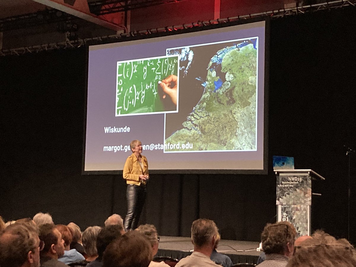 Margot Gerritsen, onze laatste plenaire spreker, leert ons dat lineaire algebra en inproducten de mooiste wiskunde van de wereld is. #NWD2023