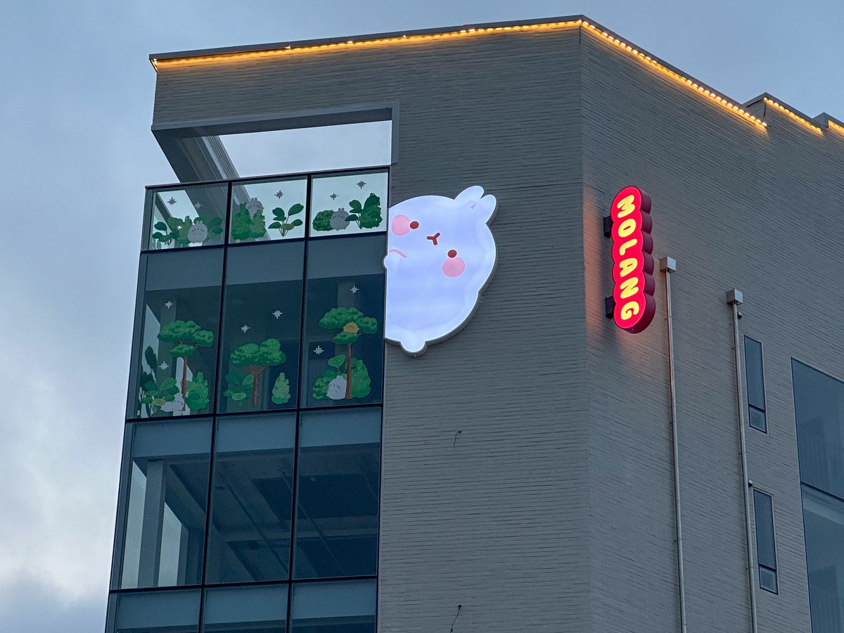 molang2010's tweet photo. 간판까지 붙고나니까 실감나고 떨린당..
연남동에 몰랑이 전시공간겸 포토존겸 들어옵니당 아마도 5월 어느 중간날짜로..
몰랑이를 좋아해주시는 분들에게 소소한 공간으로 생각..은 무슨 너무 번화가 한복판이라 판이 커졌네ㅠㅅㅠ
틈틈이 꾸며가면서 날짜가 명확히 나올거예요! https://t.co/FgJPLBigCR