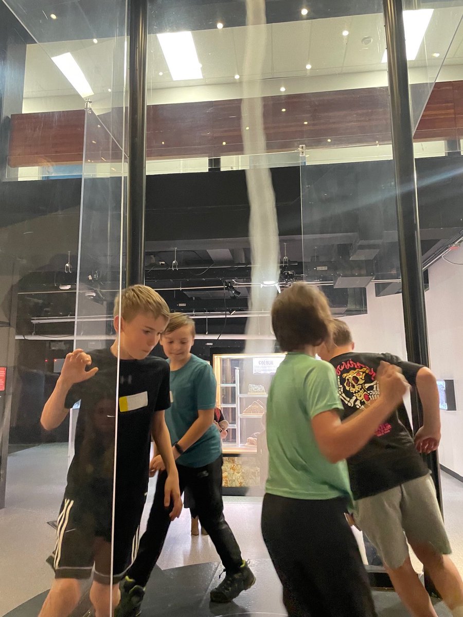 MrKSDyck's tweet photo. Next Grade 5/6s @PortWellerPS had fun transitioning to and in @OntScienceCtr’s #ScienceArcade! #Tornado #PlasmaBall #RocksAndMinerals #KineticEnergy #SoundEnergy #ShadowTunnel #Pulleys #Levers #FulcrumLocations and so much more! https://t.co/0ZCTFI24Pd