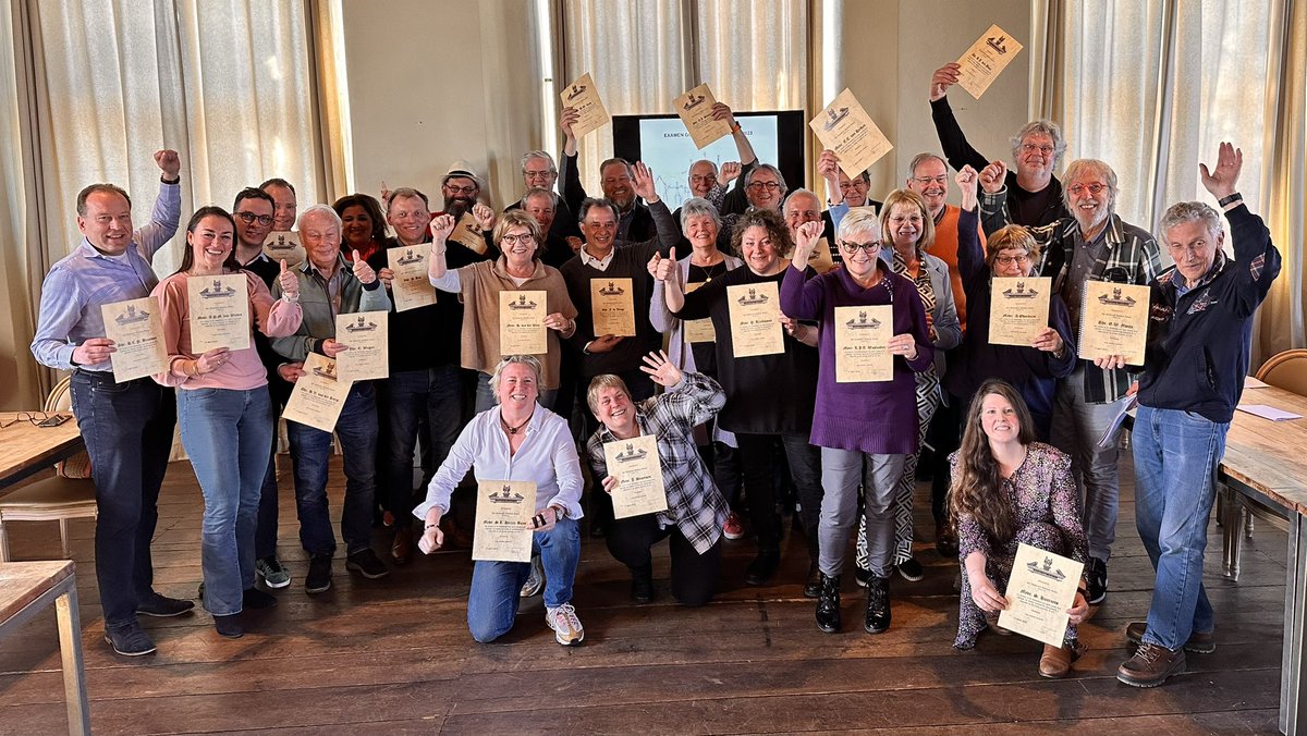 Ik had de eer om vandaag namens <a href="/HistPlatform/">Hist.Platform Gouda</a> aan bijna 30 kersverse Goudologen het certificaat Goudologie 1 uit te reiken. Prachtig om te zien dat deze uitzonderlijk goed scorende klas zo enthousiast is over onze stad en haar historie! Ik kijk uit naar tientallen nieuwe leden!
