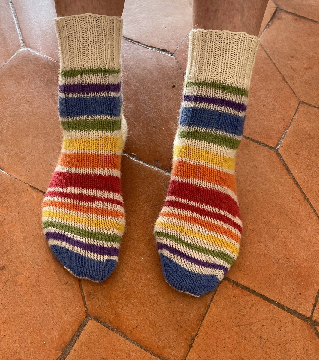 Rifovand's tweet photo. Geen regenboogvlag 🏳️‍🌈 maar regenboogsokken 🌈  mag dat ook?
#regenboogvlag 
#regenboogsokken https://t.co/wY7qPHRsPS