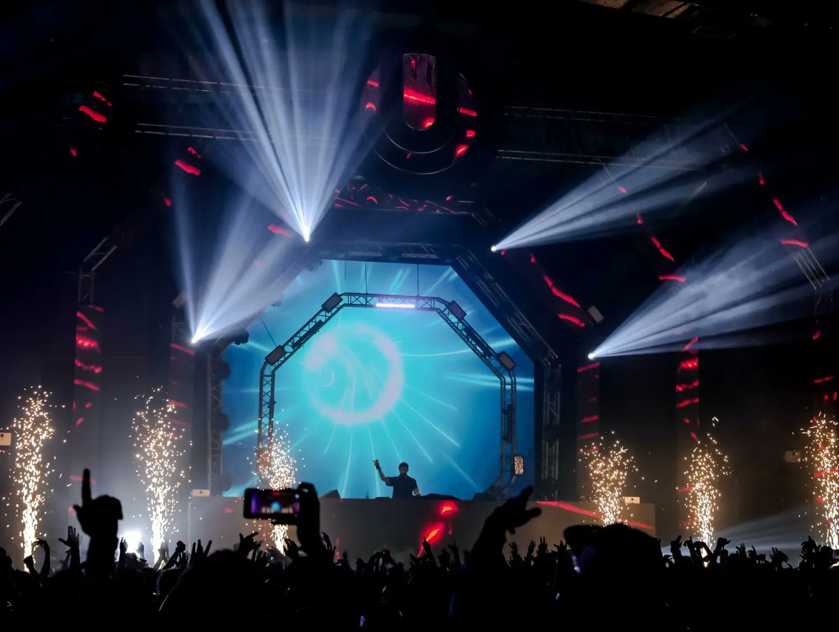 KSHMRmusic's tweet photo. MUMBAI — @ultraindia day one was INCREDIBLE 🔥🇮🇳

Hope you guys enjoyed all of the new music - round two in Bengaluru tonight :) https://t.co/LuNMnXv8vP