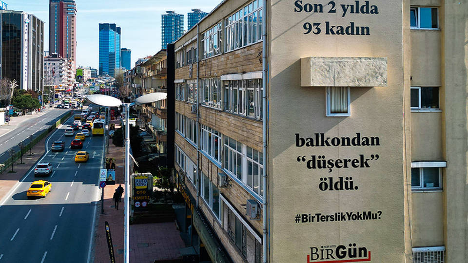Cinayetin üstünü ‘düştü’ diyerek örtemezsiniz!

Sadece son 2 yılda 93 kadının ‘yüksekten düşerek’ yaşamını yitirdiği ortaya çıktı

Kayda "şüpheli ölüm" olarak geçen pek çok cinayetin sır perdesi aralanabilmiş değil
bit.ly/3ogOg13