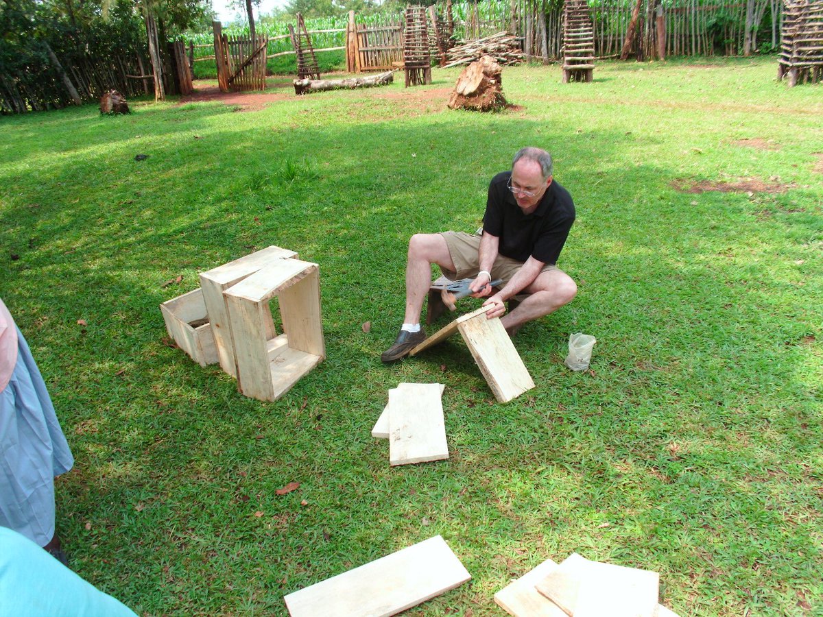 sdfakenya's tweet photo. One of our volunteers helping construct a Bee Hive to support women groups. Bee Keeping is a key commercial venture that is being run by women groups, using funds they saved from no longer purchasing kerosene. 

#usesolarsavelives #sdfa #empoweringwomen https://t.co/K8F0jKaVVR
