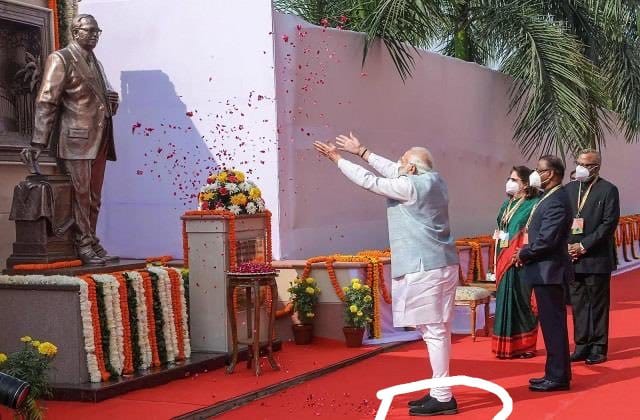 s_afreen7's tweet photo. प्रधानमंत्री जी इतनी दूर से फूल फेंकने की ज़रूरत क्या थी, फूल सीधे कुरियर ही कर देते?

संविधान निर्माता भीमराव अंबेडकर जी के चरणों मे थोड़ा और नज़दीक जाकर फूल रख देते तो क्या हो जाता सर?

सम्मान दिल से करना चाहिए, सम्मान करने का ढोंग नही करना चाहिए!

जूता उतारने के आलस में फूल दूर से ही छिड़क के निकल लिए?
#भीमराव_अंबेडकर