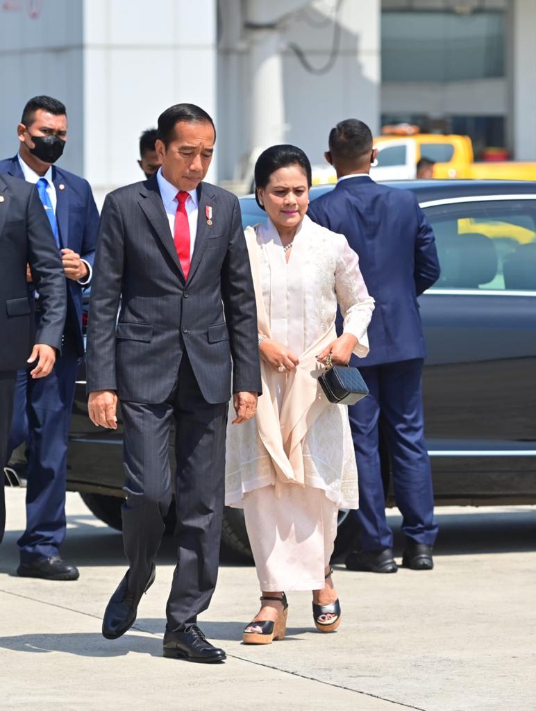 Saya dan Ibu Negara meninggalkan Tanah Air pagi ini menuju Hannover, Jerman untuk menghadiri Hannover Messe tahun 2023. Di ajang pemeran industri terbesar di Eropa tersebut, Indonesia menjadi negara mitra pameran tahun ini. Tema yang diusung adalah adalah Making Indonesia 4.0.