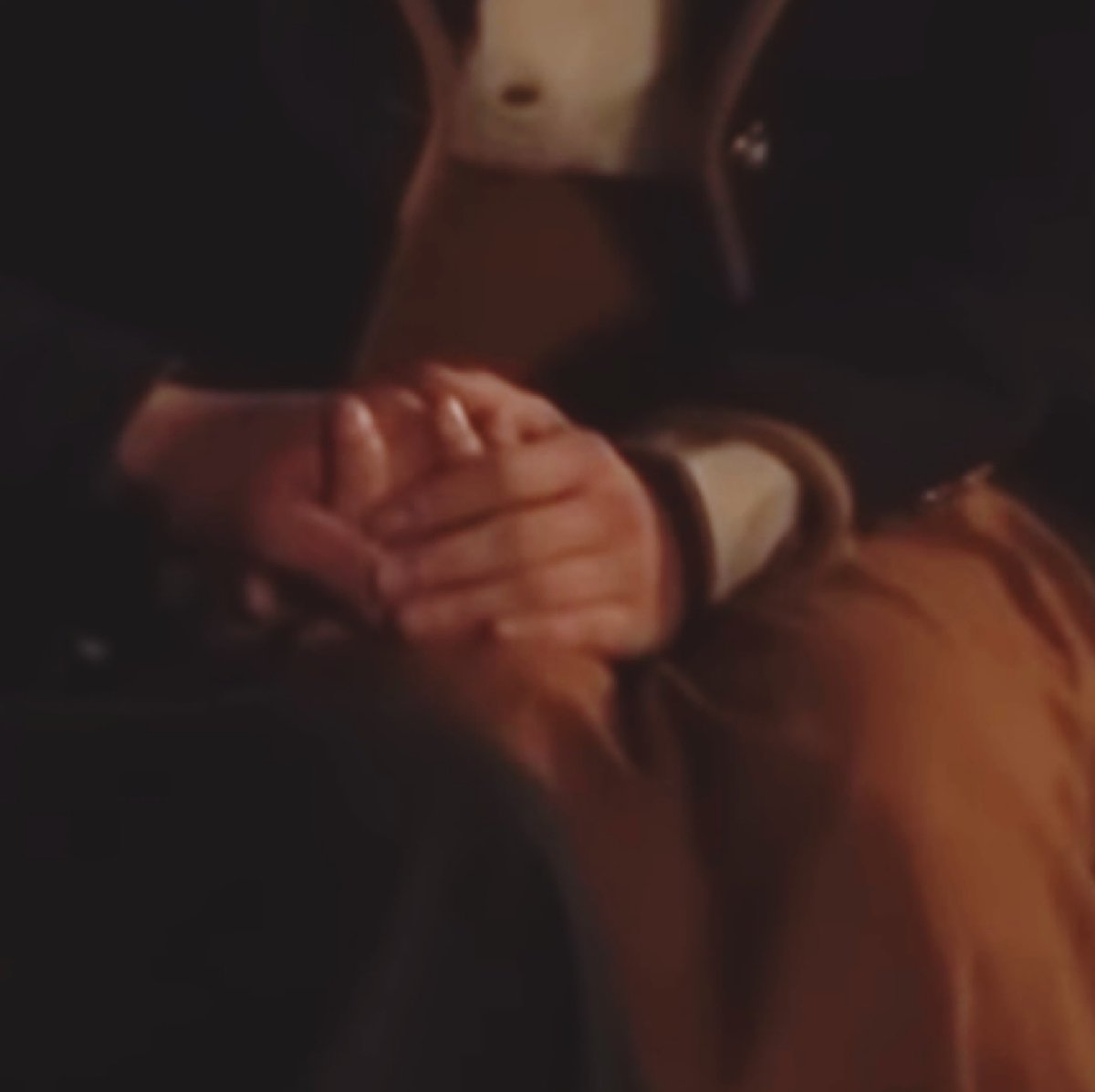 The way they hold hands and look at each other is also very special🥹🥹