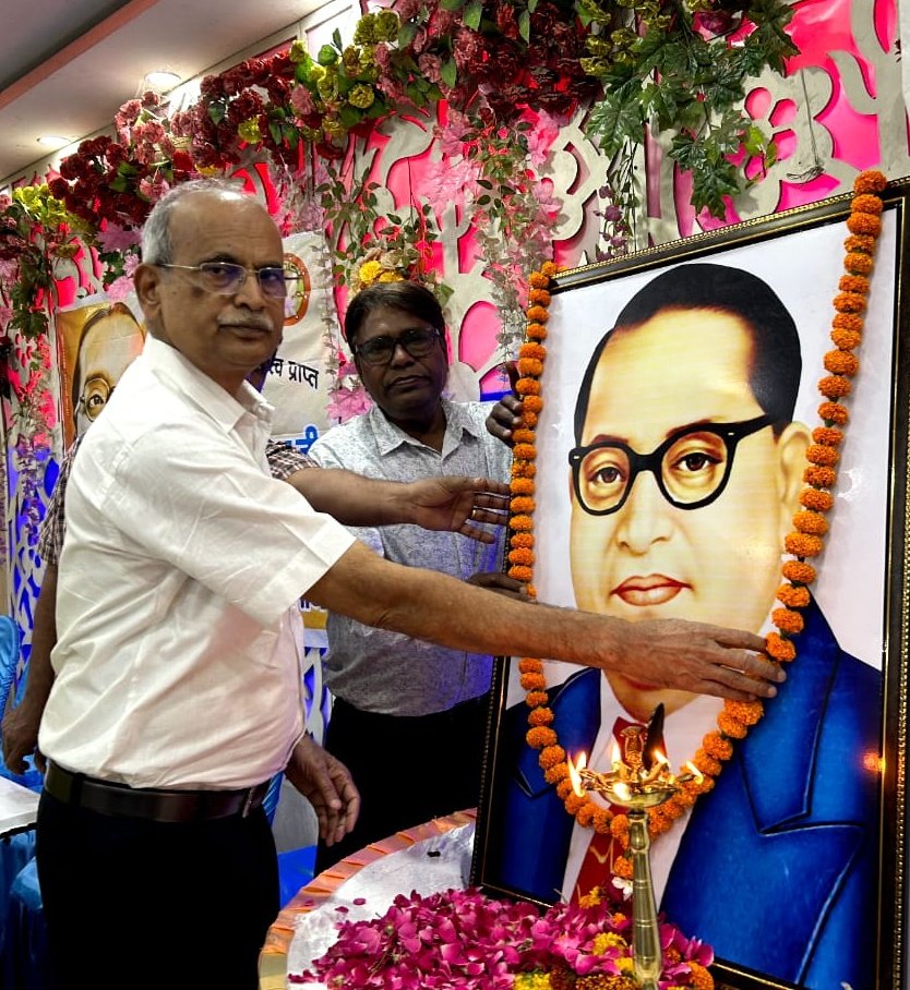 SNChak_17's tweet photo. भारतरत्न, बोधिसत्व बाबा साहेब डॉ भीमराव अम्बेडकर जी की 132वीं जयन्ती पर कानपुर नगर और पुखरायां में आयोजित कार्यक्रमों में शामिल हुआ।
#अम्बेडक��_जयन्ती https://t.co/h1Djkazs0z