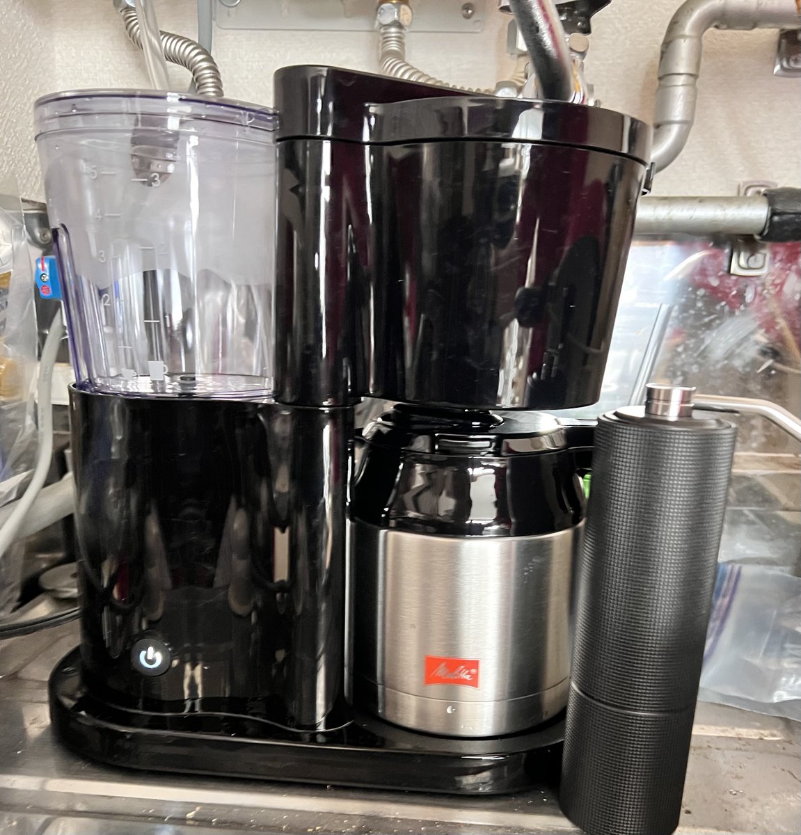 7K1EAS's tweet photo. 生まれて初めて、コーヒーを豆から挽いて、抽出中☕️
豆は、近所にさり気なくあるけど、有名なお店にて購入。
で、出来たものを試飲。
うーん、美味いかそうでは無いか、まだ判断出来る身分じゃないけど、コーヒー専門店で飲むのと同じようなお味😊
#ティーズコーヒー Tee's coffee #メリタ #C3MAX https://t.co/tfUUNJHnyD