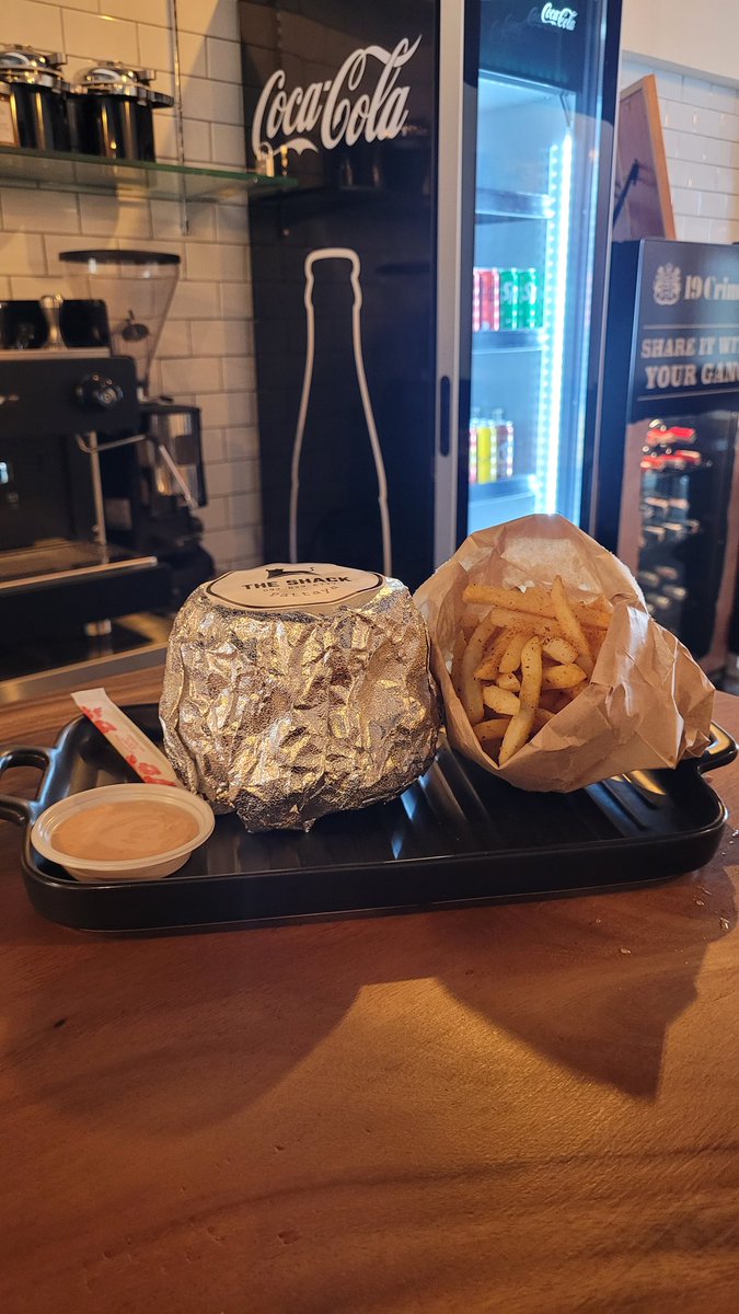 TheShackAsia's tweet photo. Hello Pattaya 👋 The Shack Pattaya's grand opening is today. Come check out Thailand's Best Burger 🍔😋🙏
#Pattaya #Thailand #PattayaThailand https://t.co/NtmgzDbDDD