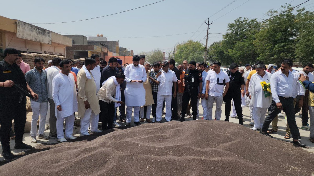 Dchautala's tweet photo. रोहतक की नई अनाज मंडी में पहुंचकर किसानों की गेहूं और सरसों की फसल खरीद का निरीक्षण कर किसानों और आढ़तियों के साथ बातचीत कर व���यवस्थाओं को जाना व समस्याओं सुनकर समाधान के निर्देश दिए। फसल की पैमेंट किसानों के बैंक खाते में DBT के माध्यम से 48 से 72 घंटे में हस्तांतरित कर दी जाएगी। https://t.co/zOk0AiqnKr