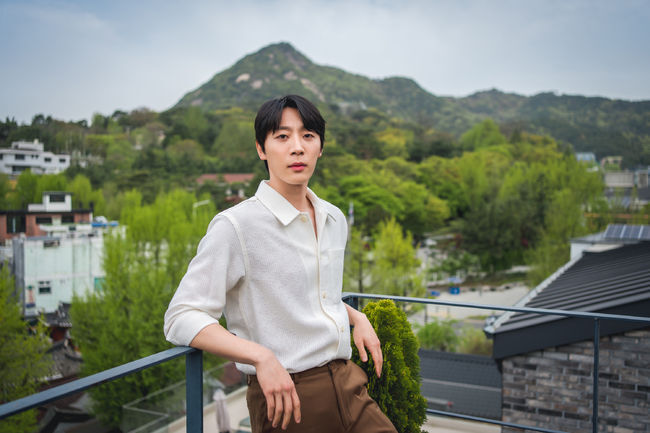 tang__kira's tweet photo. Woo Minkyu belum dinaungi agensi, jadi biar memudahkan dia untuk syuting, Hyunsoo ngajak dia tinggal di rumahnya 🥹

Gara2 barengan mulu, mereka jadi deket bgt

Kalau di rumah, Woo Minkyu suka nanya2 ttg akting

Shin Hyunsoo juga jadinya ikut semangat sharing ilmu sama Minkyu~ https://t.co/yfipXGBrte