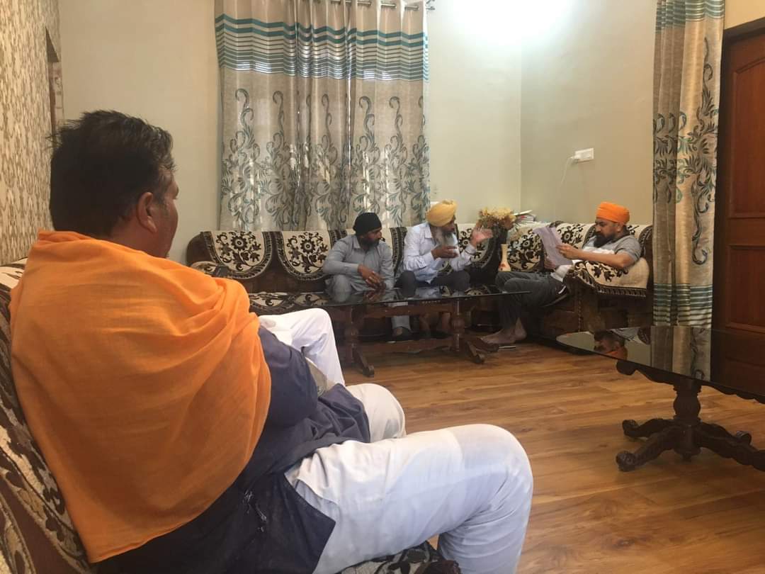 amritsarrural's tweet photo. ਸਾਬਕਾ ਵਿਧਾਇਕ ਤੇ ਅਮ੍ਰਿਤਸਰ ਦਿਹਾਤੀ ਬੀ ਜੇ ਪੀ ਪ੍ਰਧਾਨ ਸ੍ਰ ਮਨਜੀਤ ਸਿੰਘ ਮੰਨਾ ਆਪਣੇ ਗ੍ਰਹਿ ਮੀਆਵਿੰਡ ਵਿਖੇ ਵਰਕਰਾਂ ਦੀਆਂ ਮੁਸਕਲਾਂ ਸੁਣਦੇ ਹੋਏ ਤੇ ਮੋਕੇ ਤੇ ਹੱਲ ਕਰਦੇ ਹੋਏ #NarinderaModi #AmitShah #JpNadda #VijayRupani #TarunChugh #AshwaniSharma #BikramjitSinghCheema #ManthriShriNivasalu #BJPPunjab https://t.co/heg9GtMZhI