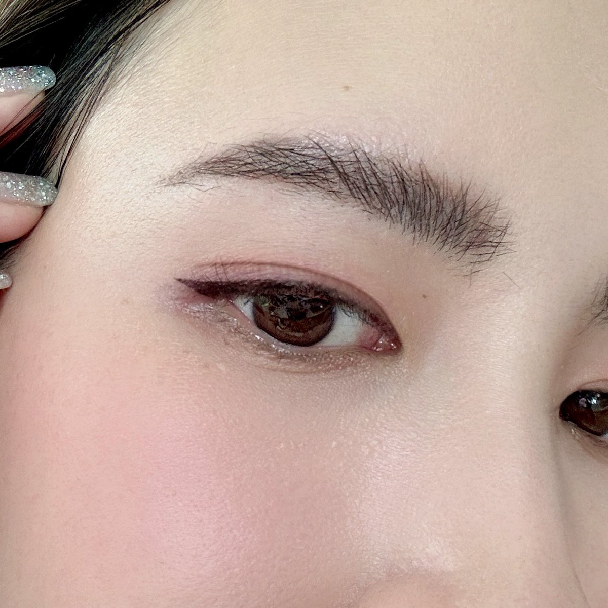 mkmicky's tweet photo. คิ้วตั้งได้ดั่งใจคุณดิวเว่อ😍 สงกรานต์นี้แต่งหน้าอยู่บ้านก็มา ไอเทมที่ประทับจิต คือ“ที่ปัดคิ้ว” ปกติใช้ Benefit, Anastasia, Kate แต่ #Laka คือจึ้งมาก ขึ้นแท่นลูกรัก ขนคิ้วตั้งนานอยู่ทนจริง ปัดแล้วเติมแค่หางคิ้วนิดเดียวคือจบ เลือกสีน้ำตาลให้ดูซอฟท์ลงหน่อย มีดำ น้ำตาล ใส #Mickyyyy https://t.co/F660rPuMdU