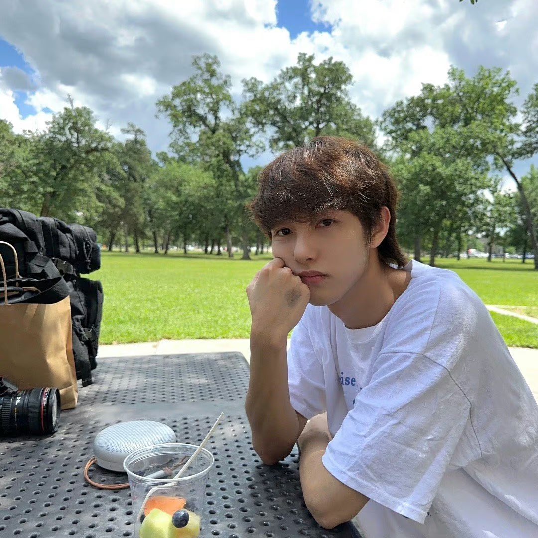 RJSHLOOK's tweet image. summer 🌞 with renjun and shuhua 💛🤎