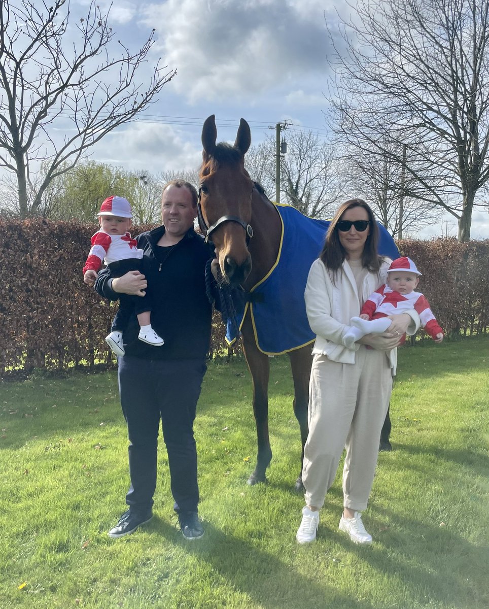 FaheyBer's tweet image. CUTENESS OVERLOAD 🤩 Jack and Jessica Kelly down to see The Big Dog before he left home for Aintree. Wishing all the Kelly family the very best of luck in running today🤞🤞@AintreeRaces  @RandoxOfficial @PeterRacing