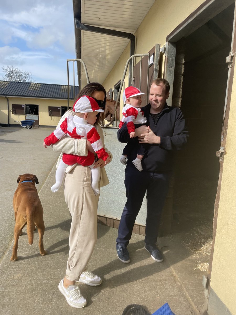 FaheyBer's tweet image. CUTENESS OVERLOAD 🤩 Jack and Jessica Kelly down to see The Big Dog before he left home for Aintree. Wishing all the Kelly family the very best of luck in running today🤞🤞@AintreeRaces  @RandoxOfficial @PeterRacing