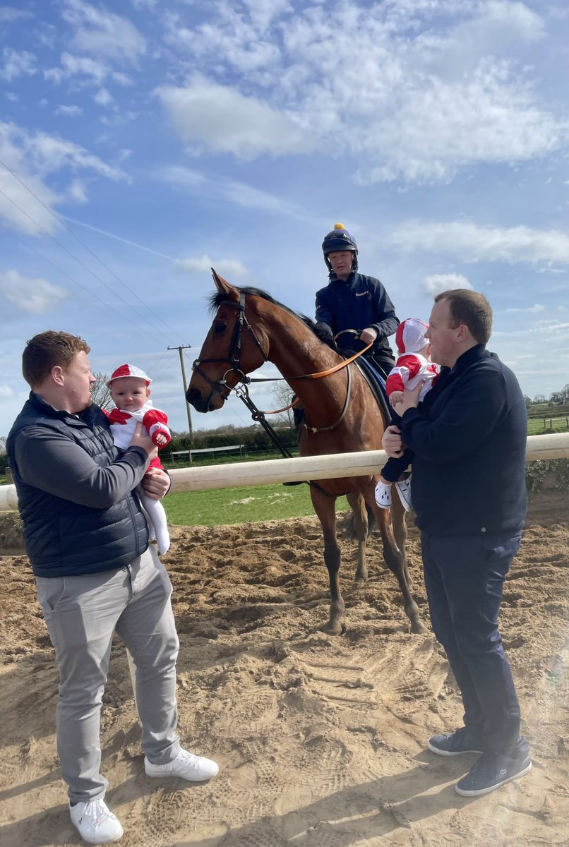 FaheyBer's tweet image. CUTENESS OVERLOAD 🤩 Jack and Jessica Kelly down to see The Big Dog before he left home for Aintree. Wishing all the Kelly family the very best of luck in running today🤞🤞@AintreeRaces  @RandoxOfficial @PeterRacing