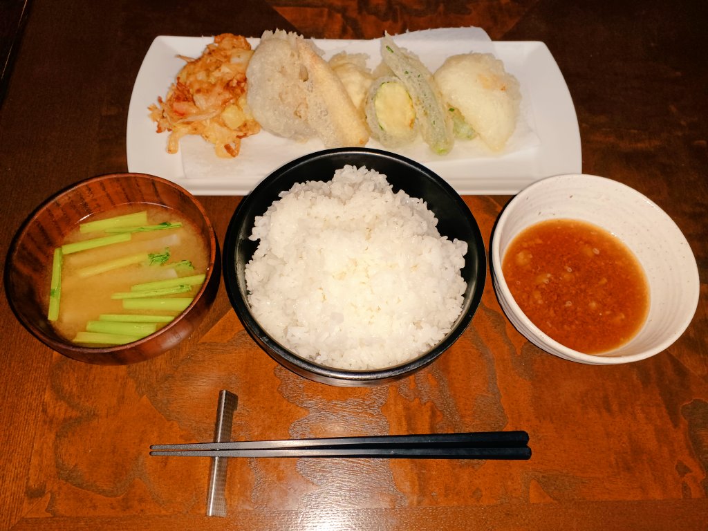 昼ごはん かき揚げと野菜の天ぷら ご飯超特盛(笑)