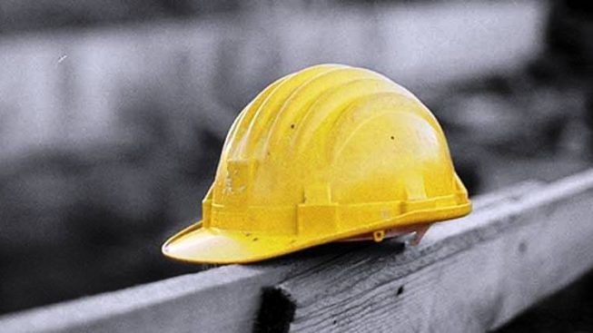 CollotMarta's tweet photo. Giovedì nero: 12 morti sul lavoro, serve il reato di omicidio sul lavoro!

Un giovedì nerissimo, che fa meno scalpore di quelli della finanza, ma dimostra le condizioni di lavoro in questo paese. D inizio anno le vittime sono già  289 persone, molte facilmente evitabili se 
1/3 https://t.co/ffY4tVhodL