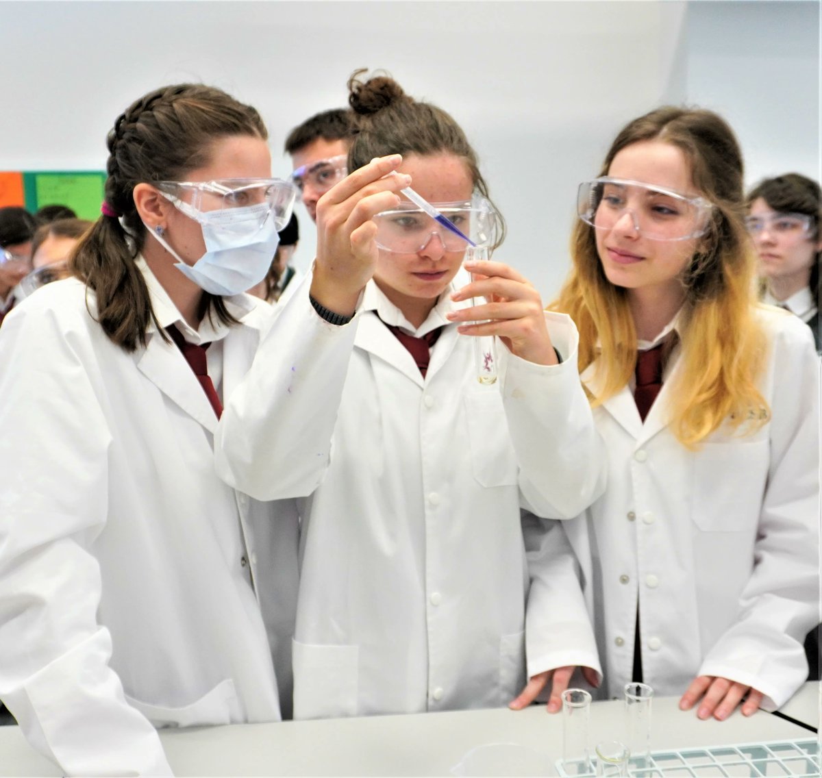 CSBucharest's tweet image. The year 9 students were conducting an experiment to test the acidity or alkalinity of various liquids. They utilized a red cabbage indicator, which is created by boiling red cabbage in water. Who knew science could be so colourful?

#KS3Science #Keystage3science #learnbydoing