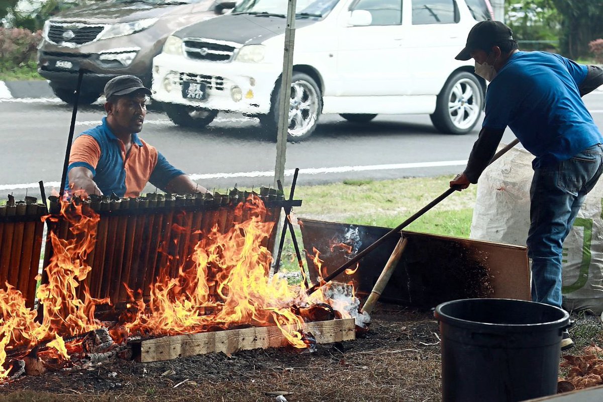 gepukontop's tweet photo. Day by day, people will start busy cooking rendang,lemang and baking kuih raya and whatsoever raya tradition foods as Hari Raya Aidilfitri Celebration is coming really soon. https://t.co/vBz7ec3oIo