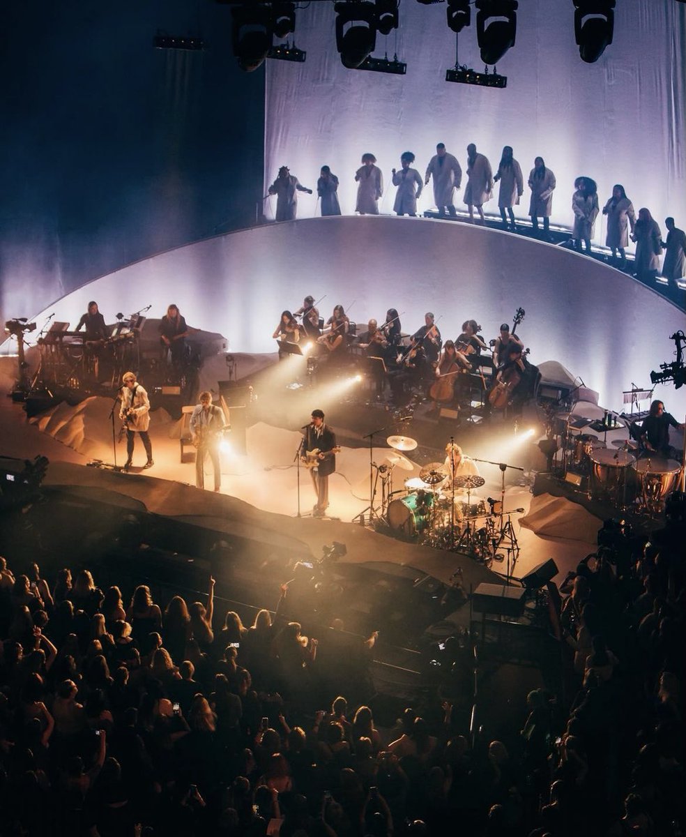 5SOSHQITA's tweet photo. Ashton via Instagram! 

"L’ultimo album live dei 5SOS è uscito proprio adesso! "The Feeling Of Falling Upwards" è il concerto più speciale che abbiamo fatto fino ad oggi, live dalla Royal Albert Hall. Grazie a tutti coloro che hanno partecipato." https://t.co/jwyl4iCJOQ