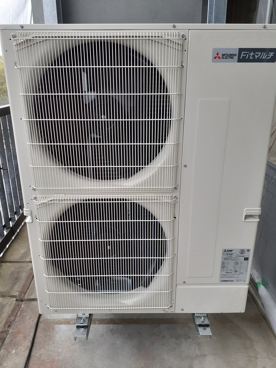 tousinkucho's tweet photo. 本日は室外機の設置作業。
久しぶりの　#三菱電機　
天気は雨でしたが、濡れない場所での作業だったの���ラッキーでした。
#パッケージエアコン
#スリムZR
#室外機
#空調設備 https://t.co/nGe0RVejq2