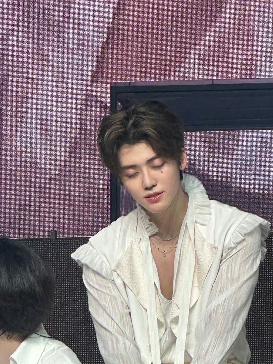 jaemvcl's tweet photo. do you guys think jaemin’s parents high five each other when they look at him cause

 https://t.co/RlNmbJaI3L