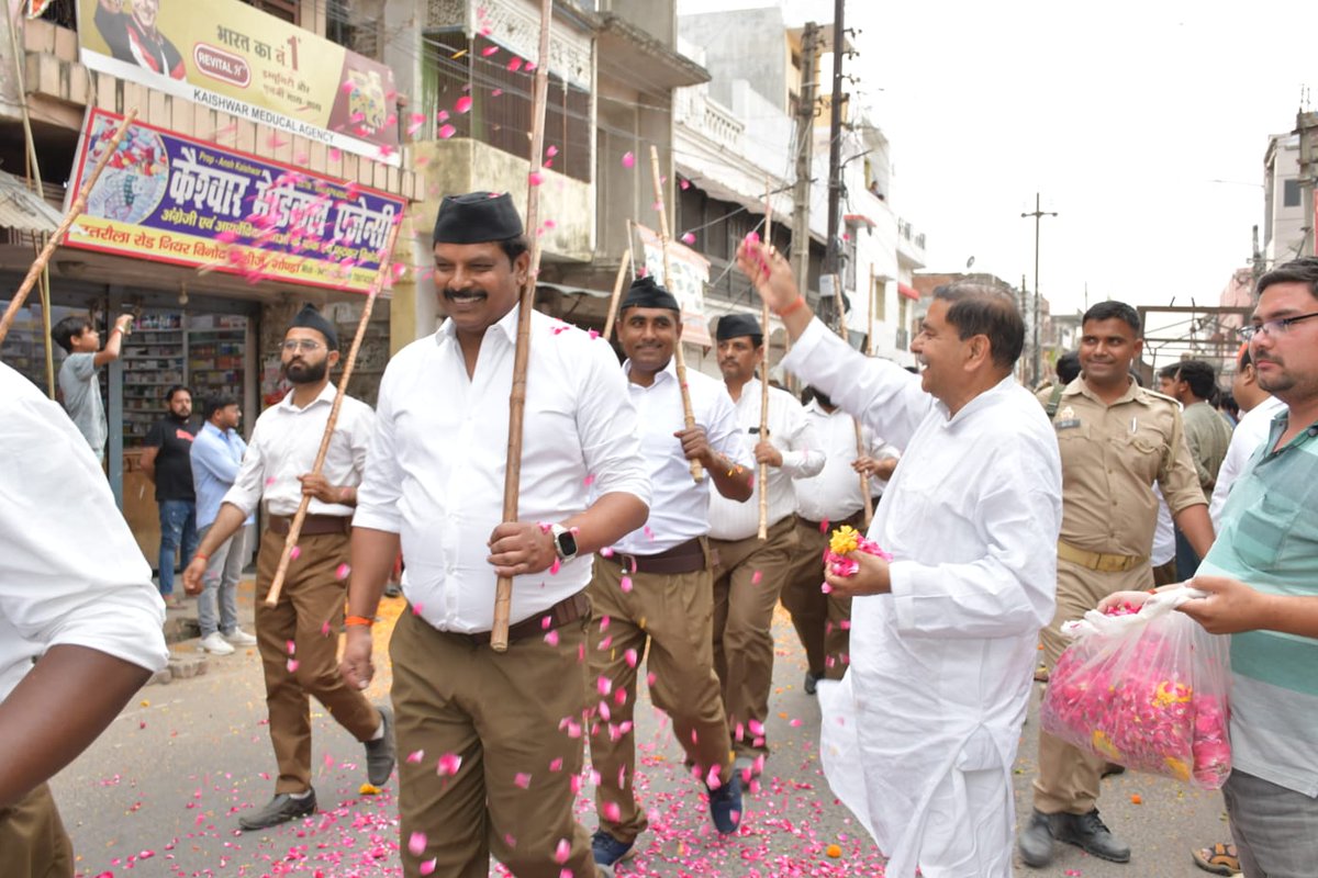 VinayDwivediMLA's tweet photo. चरैवेति चरैवेति यही तो मंत्र है अपना।
नहीं रुकना नहीं थकना, सतत चलना सतत चलना।

राष्ट्रीय स्वयं सेवक संघ के पथ संचलन कार्यक्रम गोण्डा में सम्मिलित हुआ ।

#पथ_संचलन
#RSS #राष्ट्रीयस्वयंसेवकसंघ https://t.co/cfgXC4yStz