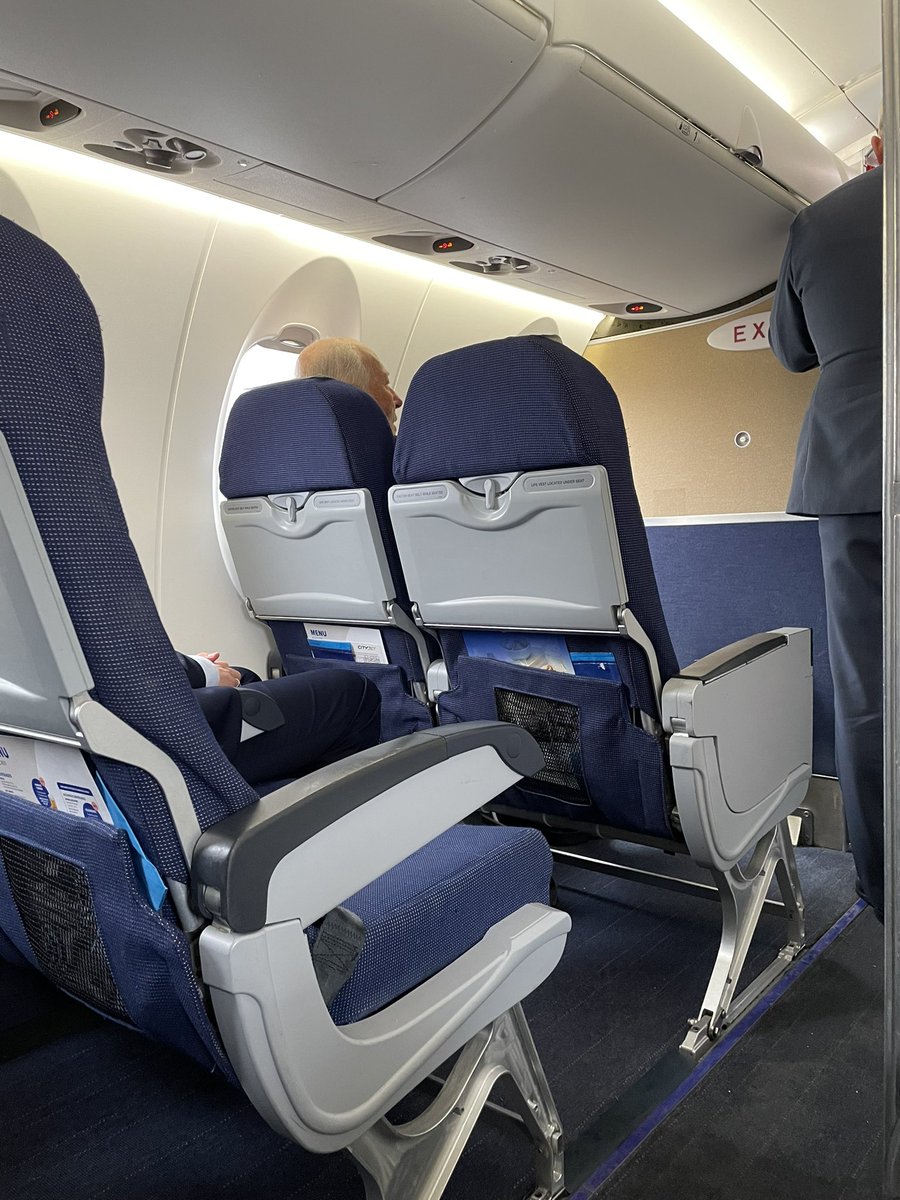 Freddykjensmo's tweet photo. Jeg skal fly til Bergen på snakkejobb. To rader foran sitter den fineste og beste majesteten i hele verden ♥️ https://t.co/jCkS1JVJYR