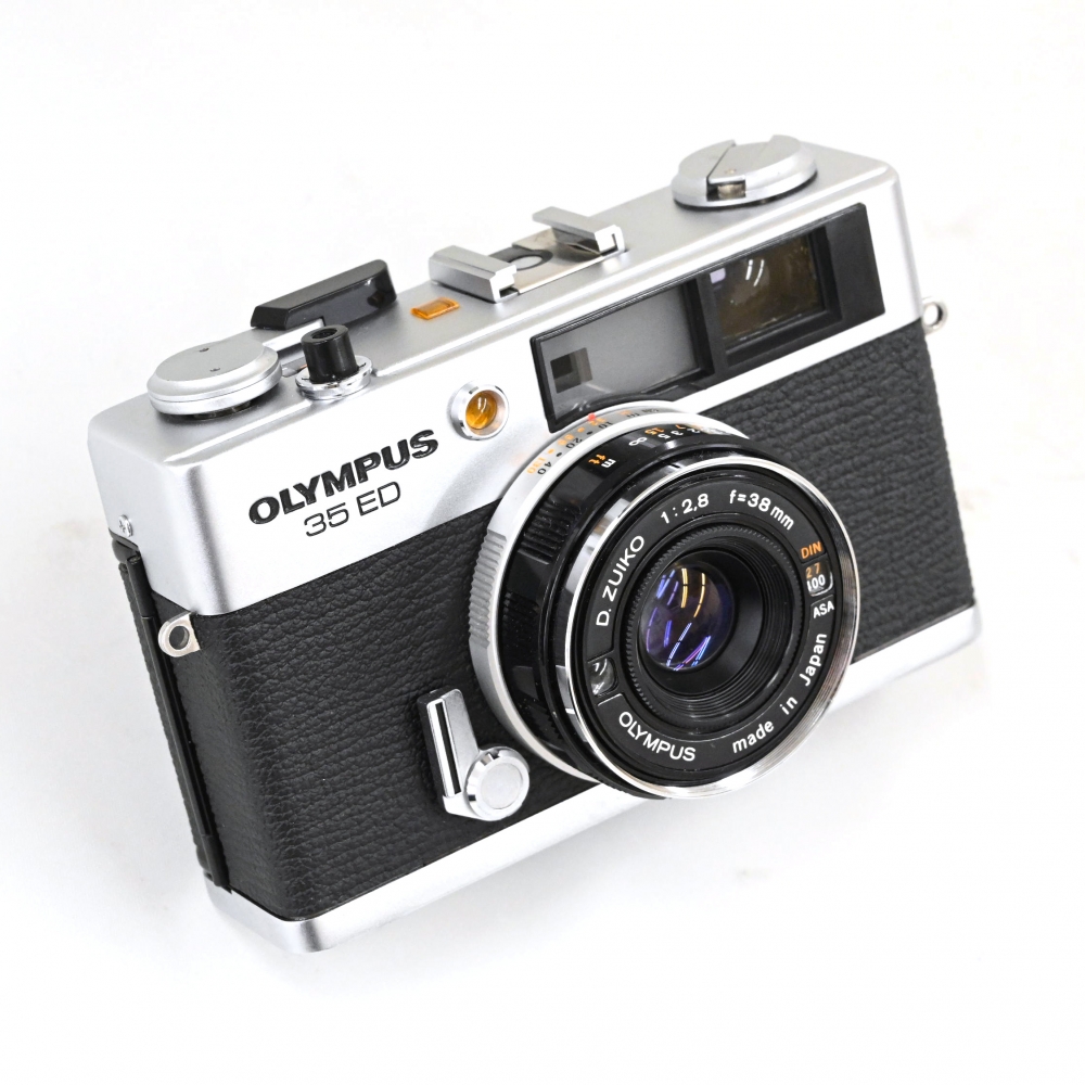champcamera's tweet photo. #OLYMPUS #35ED（分解清掃済）￥22,000 by #港北ニュータウン 店

「#TRIP35 のレンジファインダー版」といった趣で、扱いやすさはそのままに精密なピント合わせが可能に。38ミリF2.8の描写も上々です。使用電池がNR52型×2コのため、アダプター併用推奨です。

#OLYMPUS35ED
https://t.co/2ljzRHSkxP https://t.co/Xt8TSaMPob