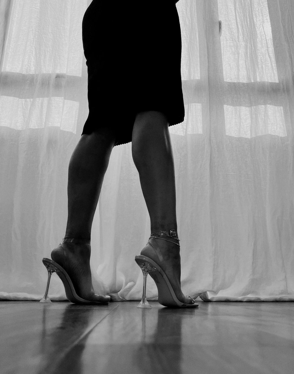 UnderSwaysfeet's tweet photo. 🌻☀️Hello twitter 🕶️! 
 Yesterday was Friday and Friday is payday . 

A good dog who knows how to serve his goddess with devotion ! I still have expenses to repay ! Come and serve your mommy .
 A beautiful day under my feet 👣 https://t.co/9KDITnAmTT