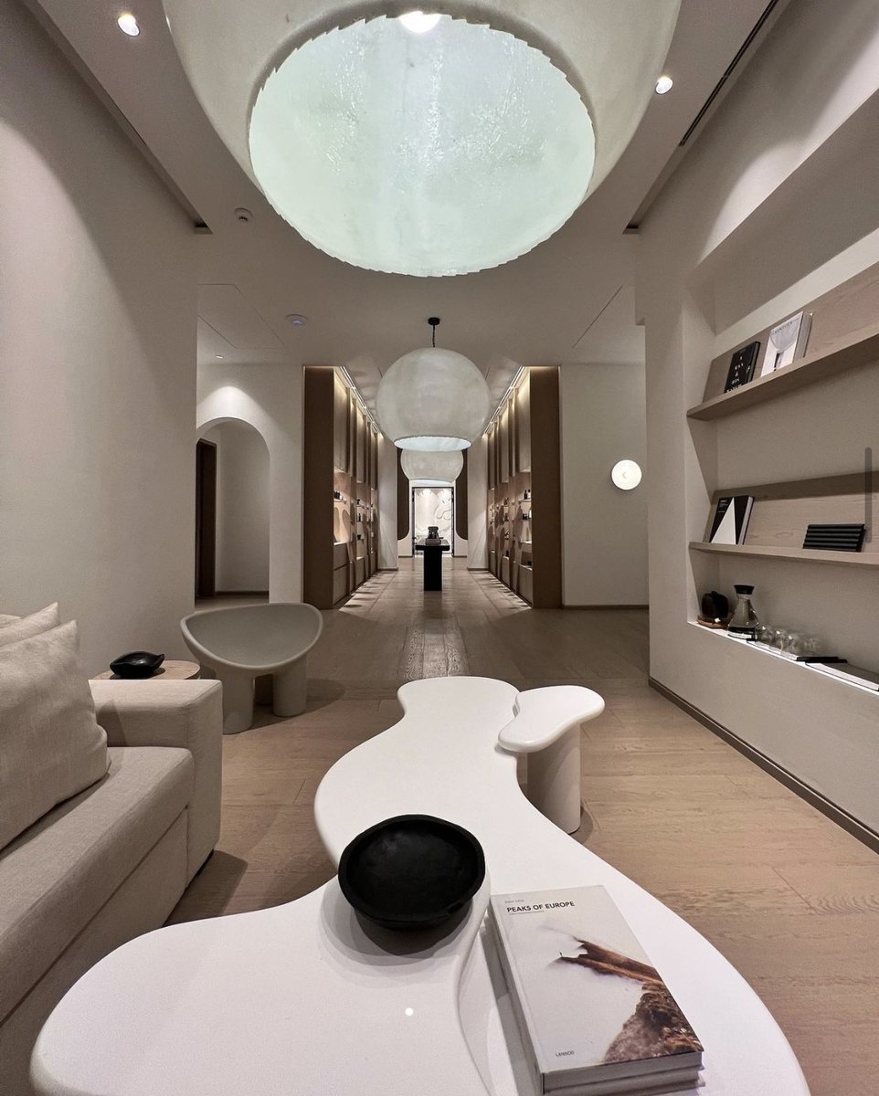 kellyhoppen's tweet photo. This spa design is based on textured and organic shapes. Dressed in a pure white scheme with clean and neutral colours; These wellness interiors evoke a sense of calm and serenity in their surrounds. @luxgrandbaie 

#luxme #kellysdesigntips #interiors #interiordesigner #designer https://t.co/OVuDXQhNPs
