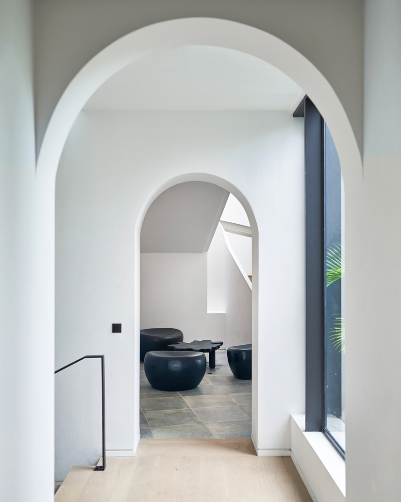 kellyhoppen's tweet photo. This spa design is based on textured and organic shapes. Dressed in a pure white scheme with clean and neutral colours; These wellness interiors evoke a sense of calm and serenity in their surrounds. @luxgrandbaie 

#luxme #kellysdesigntips #interiors #interiordesigner #designer https://t.co/OVuDXQhNPs