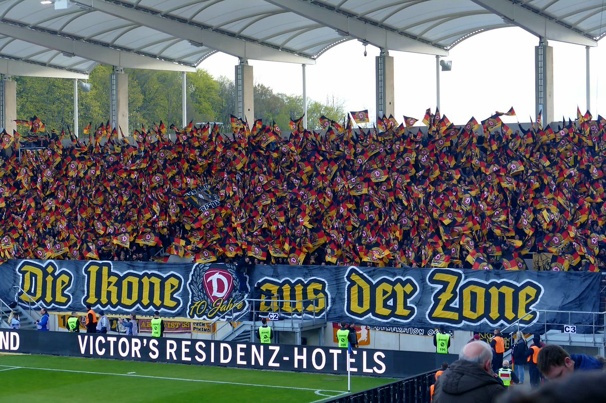 FreitalonTour's tweet photo. Die Ikone aus der Zone gibt sich die Ehre in Ost Franzosien #sgd1953 #f#ud #away #saarbrücken #liga3 #siebzig #semperfi Shat by @Jokers_Radeberg https://t.co/goHSQ0NwCw