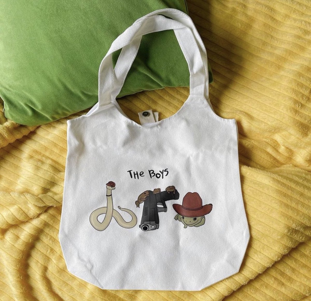 genzalternative's tweet photo. see i wanna design weird funny shit bc i like weird funny shit but other ppl dont like weird shit and thats the issue https://t.co/hYum21pAIj