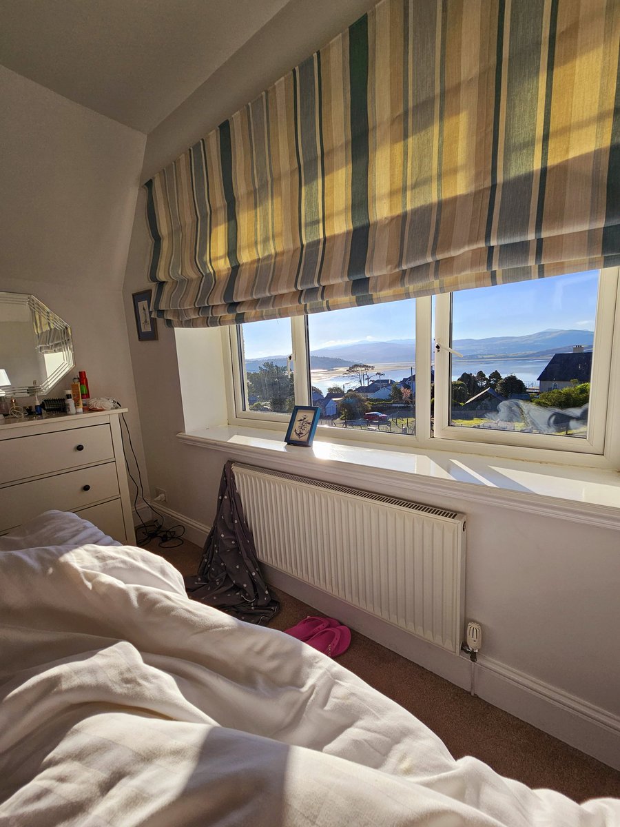 welshmummabear's tweet photo. Bore da! What a view to wake up to?!!! 👌👌👌👌🏴🏴🏴🏴🥰🥰🥰 #gogleddcymru #northwales #boreda #lush #roomwithaview #borthygest #porthmadog #godsowncountry #yourwales #wales #Cymru #stunningview https://t.co/82w1G7sD7B