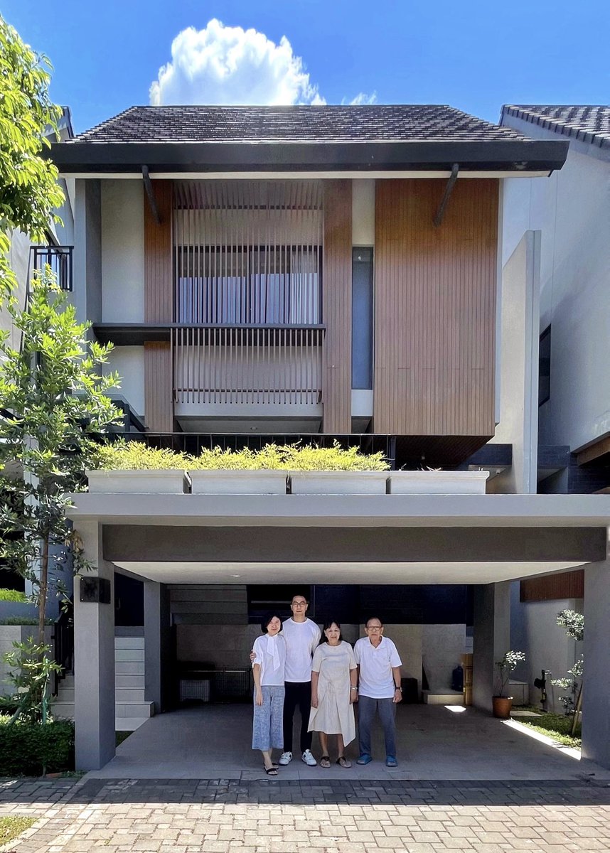 Tahun ini masih dikasih rezeki utk kasih rumah baru utk Papi dan Mami 💙