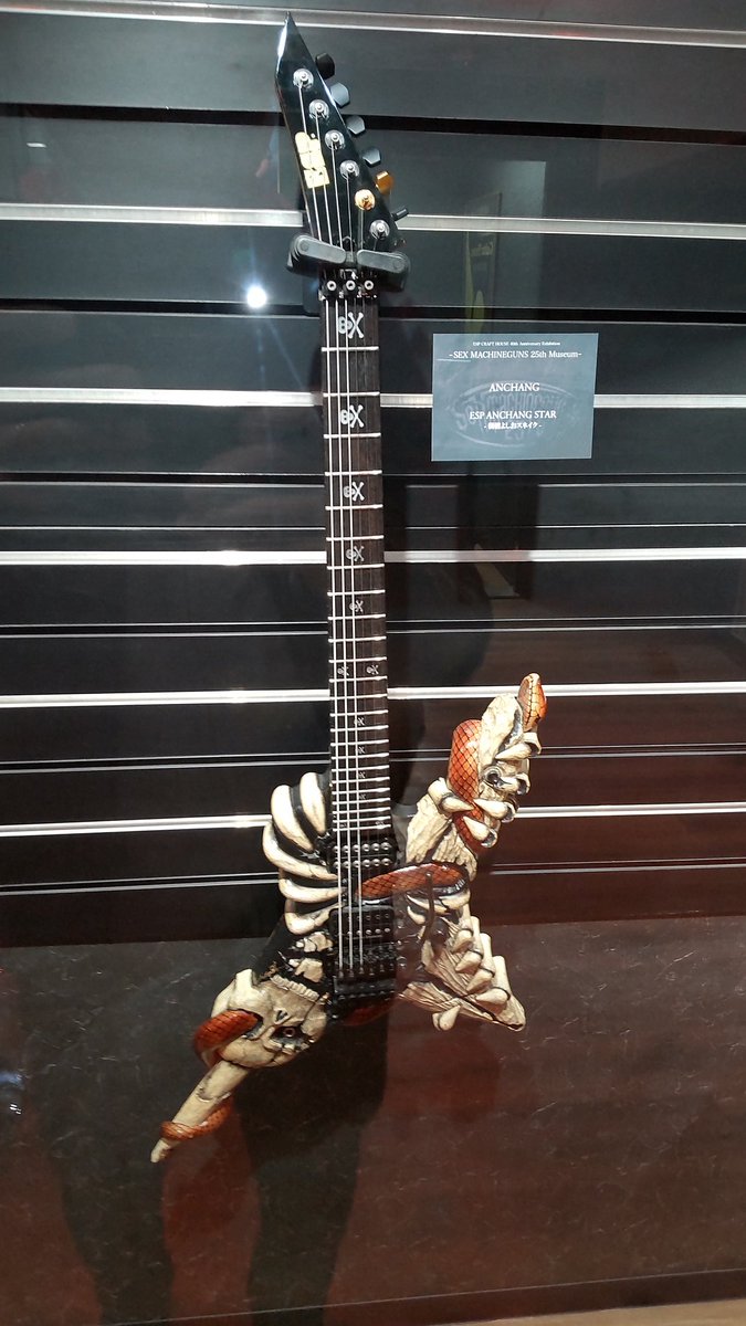 bathcryst_missy's tweet photo. マシンガンズの展示観るため渋谷のESPへ
アクリルキーホルダーはなんとモデルを指定できずガチャ的な要素😅
ちょうど試奏したモデルと同じの当たった♪
行くぜ川崎！🚂
 #セックスマシンガンズ
 #SEXMACHINEGUNS https://t.co/4AKOH5MAvq