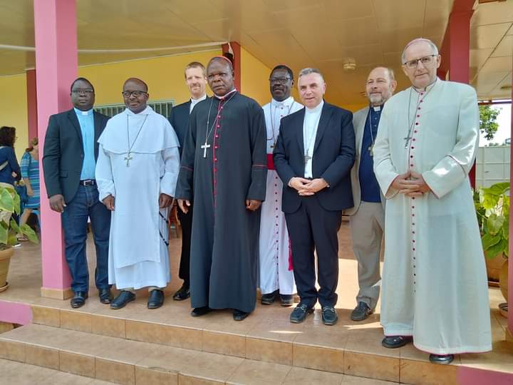 mosseavo's tweet photo. Le nouveau Nonce Apostolique est déjà en poste en Centrafrique . 
Il s'agit de Mgr Giuseppe Laterza ( en veste , nommé le 5 janvier 2023 par le Pape François. 

Mgr Laterza est arrivé à Bangui , capitale de. La République Centrafricaine, le vendredi 14 avril 2023. https://t.co/7Fw8yIGZ8d
