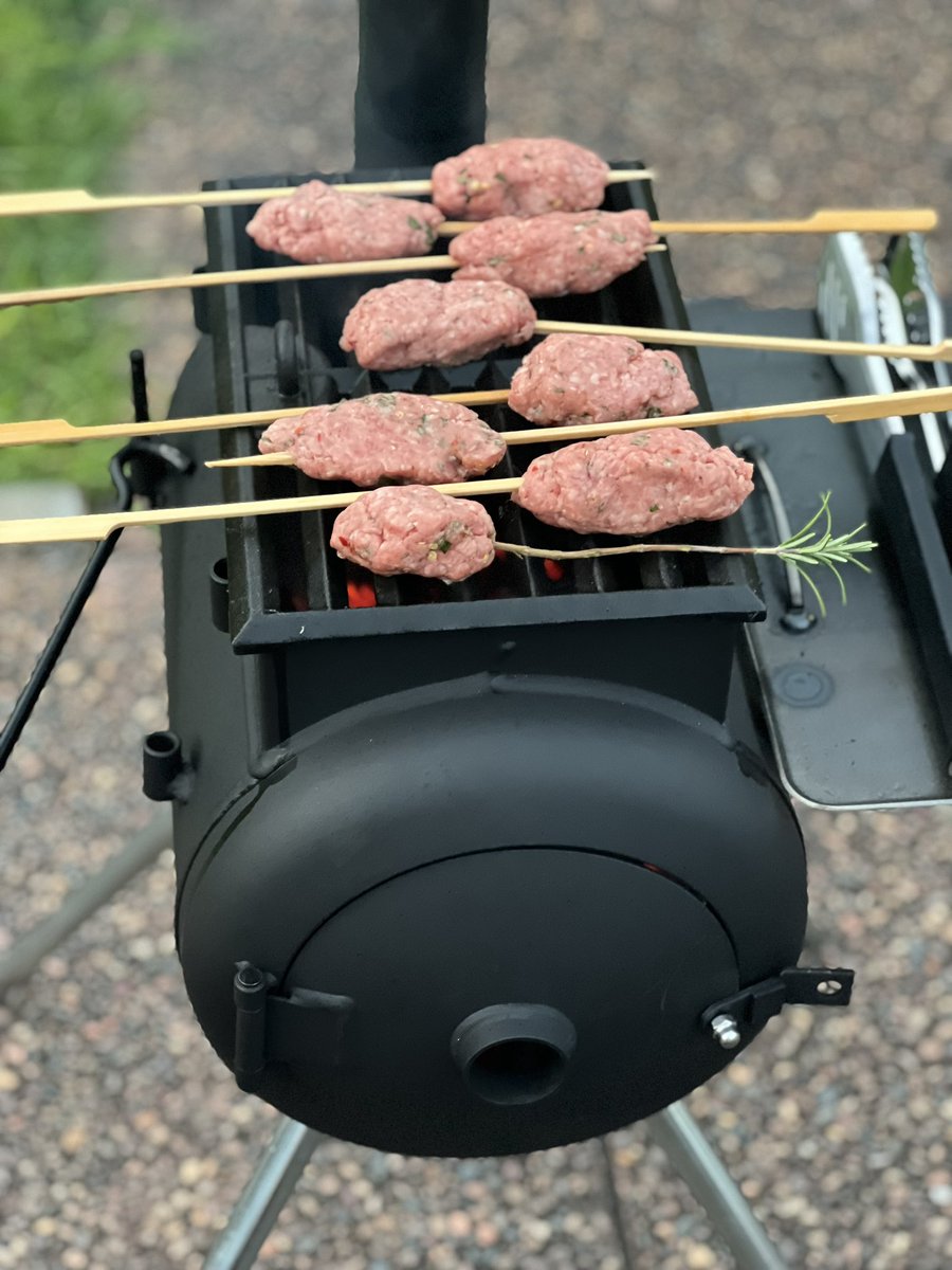 StevieBoylan's tweet photo. Got the rest on. Steak later. #ozpig https://t.co/5HUdSu20wX