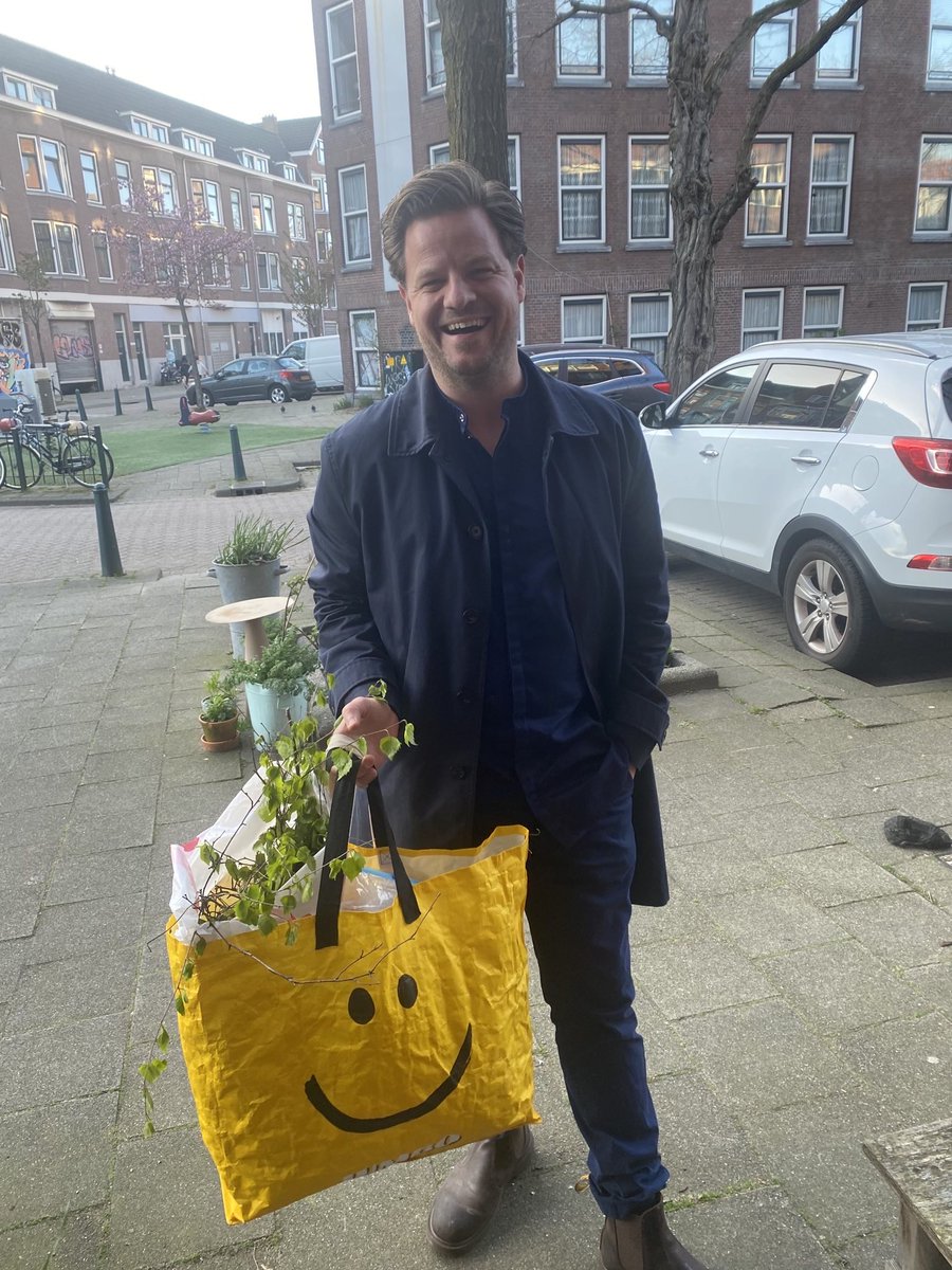 Deze week oogste we o.a. hosta’s, struisvarens, daslook &amp; spaanse zuring. Ook nam chef-kok ⁦<a href="/basvankranen/">bas van kranen</a>⁩ van samples mee En wat een heerlijk weer was het de laatste dagen🌞 Binnenkort komen de eerste bamboe scheuten er weer aan🥰🌳🌱