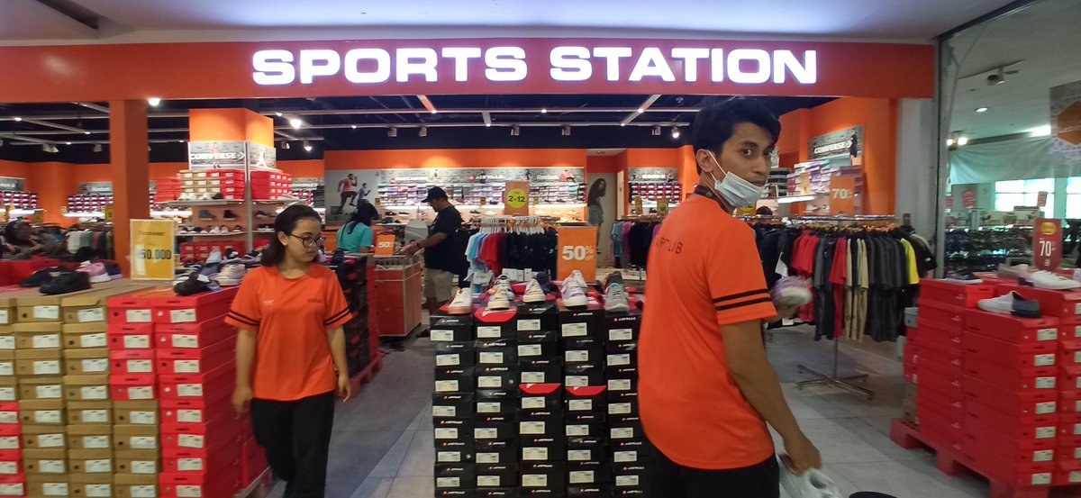 Jadi mau posting mba dan mas ini yang sangattttttttt disayangkan PERLAKUANNYA TERHADAP PEMBELI. <a href="/sportsstation/">Sports Station</a> Transmart Lebak Bulus. Sekelas sportsstation dapet pegawai modelan begini. RUGI